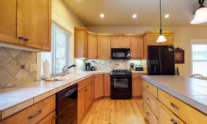 Sagewood House | Dog-friendly home with private hot tub, sauna, furnished patio & fenced yard