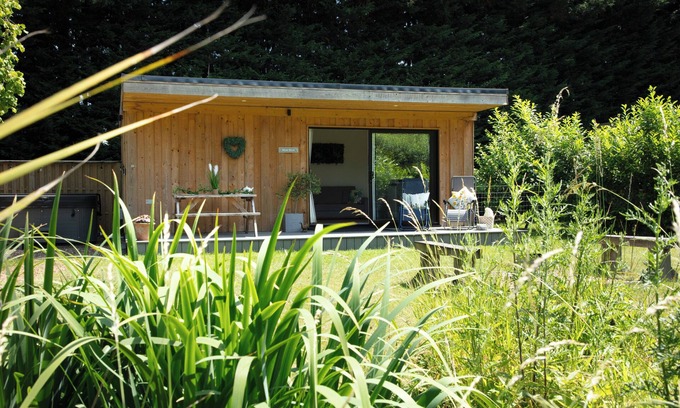 Toppesfield Cabin | Dog-Friendly Luxury Lodge: Retreat from City to Country Bliss with Hot Tub