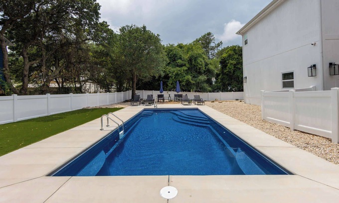 Southern Shores House | Dog Friendly, Pool, Hot Tub, 5Min Walk to Beach!