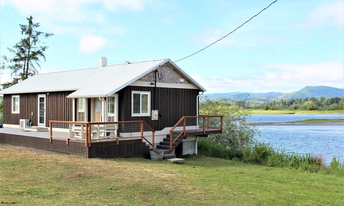 Cathlamet House | Dog Friendly Puget Island Home on the Columbia River. Winter Rates!