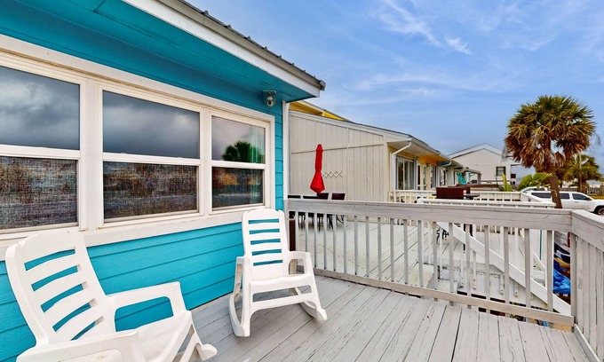 Navarre Beach House | Dog-Friendly, Townhome by the Beach w/a Full Kitchen plus Front & Rear Decks
