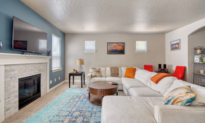 Mountain View District House | DogOk. Large Retreat, 3 King Beds. Fire pit