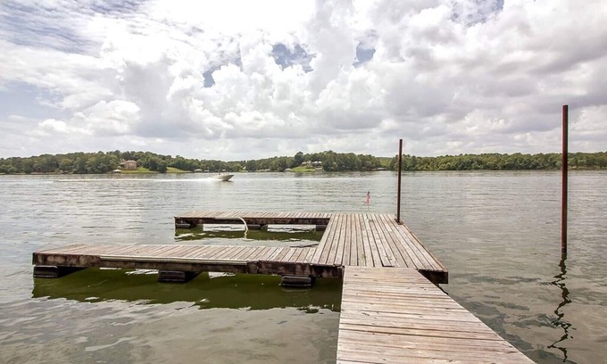 Stemley House | DOGS LOVE THIS LAKEFRONT COZY COTTAGE
