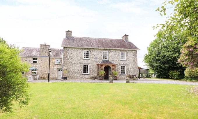 Lampeter Cottage | DOLAU FARMHOUSE, family friendly, with a garden in Lampeter