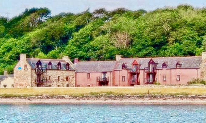 Ardersier Apartment | Dolphin Bay Suites - Superb Seafront Apartment Right on the Beach near Inverness