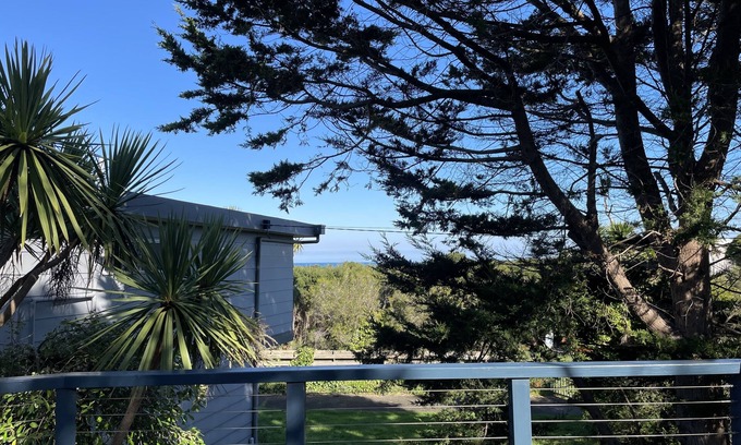 Smiths Beach House | Dolphin Cottage - Dog Friendly* Free WIFI Ocean Views. 5 min walk to beach!