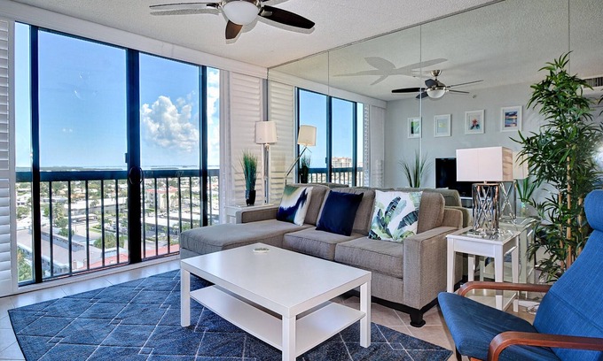 Island Estate Condo | Dolphin Cove PH 9 '90 day min stay with 2 week lead time'