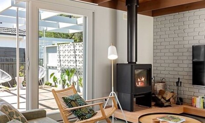 Rye House | Dolphin – Solar heated pool, 1km walk to the bay