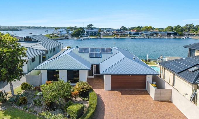 Yamba House | Dolphin Waters | Waterfront Delight