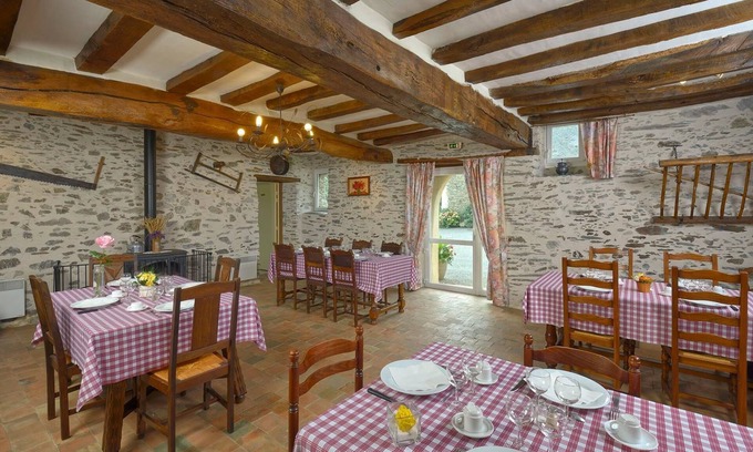Sainte-Gemme-d'Andigne Bed & Breakfast | Domaine De La Cour