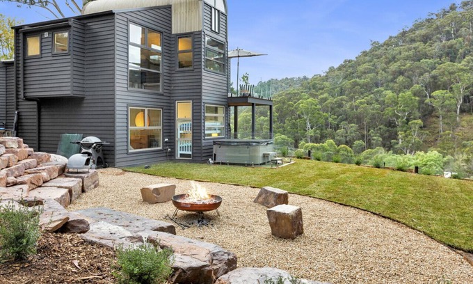 Merrijig House | Dome-Cozy Getaway near Mt Buller