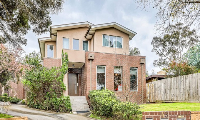 Doncaster House | Doncaster Bright Modern Retreat Townhouse U1