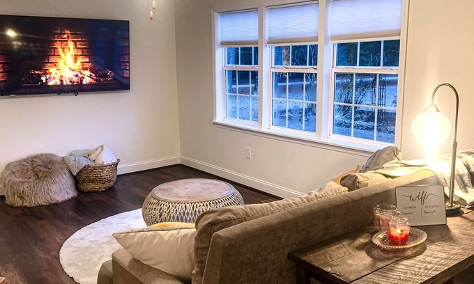 Bremen Cottage | ❤️Donna Lee's Cozy Cottage❤️ -Pet Friendly, Fiber Internet, and near Smith Lake!