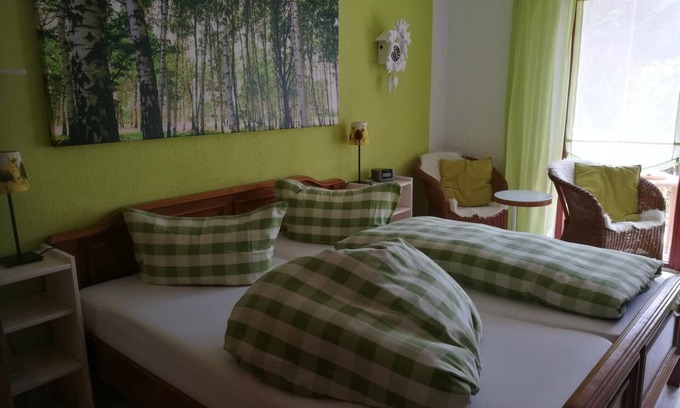 Schonach im Schwarzwald Apartment | Doppelzimmer Du/wc, Frühlingszimmer, Überdachter Terrassenbalkon mit Sichtschutz