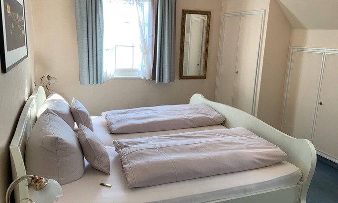 Langenargen Apartment | Doppelzimmer Landseite Ohne Balkon, mit Dusche/wc, Max. 2 Personen
