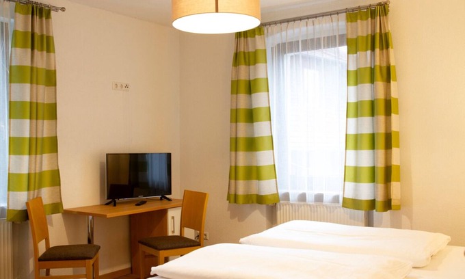 Illmensee Apartment | Doppelzimmer neu Renoviert, ca. 16-20 qm Katg. 1, Max. 2 Personen