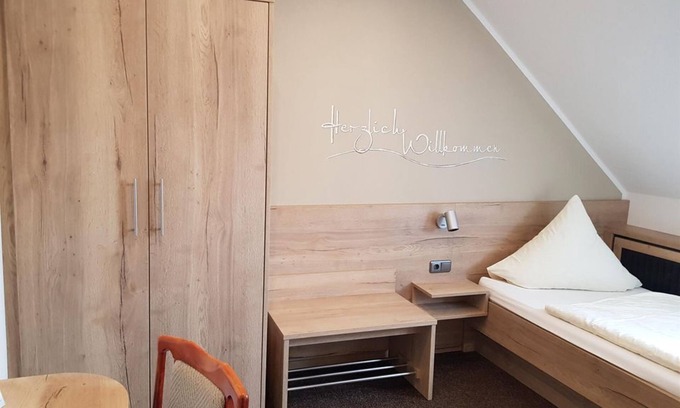 Neroth House | Doppelzimmer Plus Standard inkl.Frühstück - Zur Neroburg, Hotel Restaurant