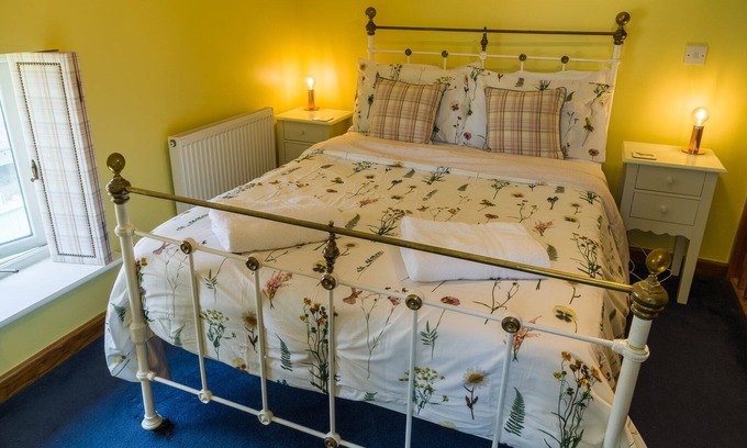 Priors Marston Apartment | Double bed, ensuite, lounge, Sofa, TV, Kitchen: "The Sunshine Annex"