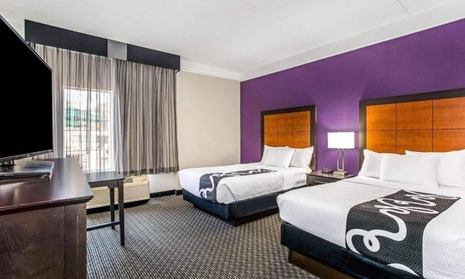 Airport North House | Double Bed Room | Great for Families | Free Breakfast & Shuttle | Onsite Pool