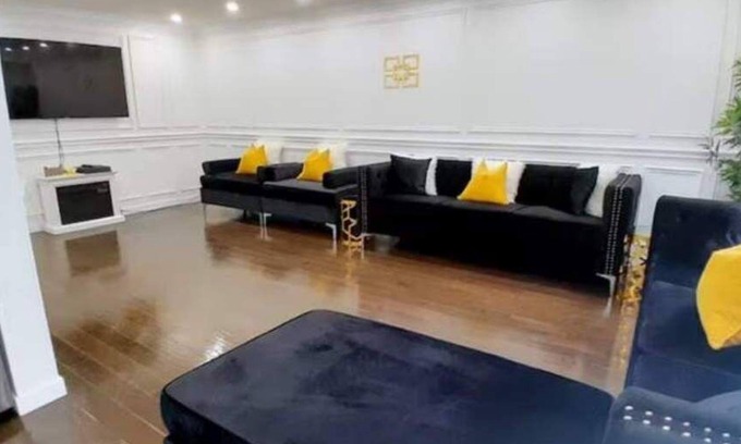Orillia House | ❤ Double Delight Getaway: 2 Homes + 2 Hot Tubs ❤
