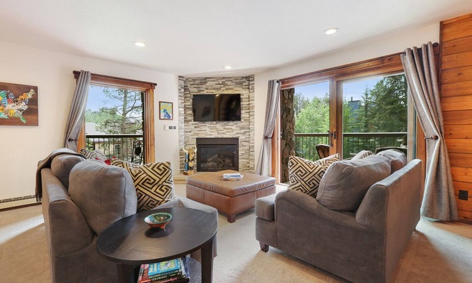 Four O'Clock Condo | Double Eagle @Snowflake Lift - Ski in ski out- 3 Br 2 Ba - Walk To Everything!