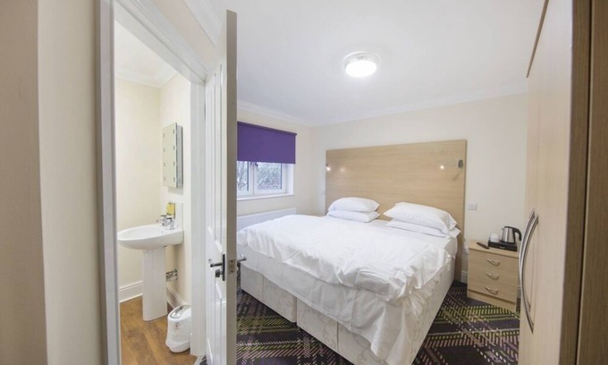 Hamilton House | Double or Twin Ensuite with Shower at The Bay Horse
