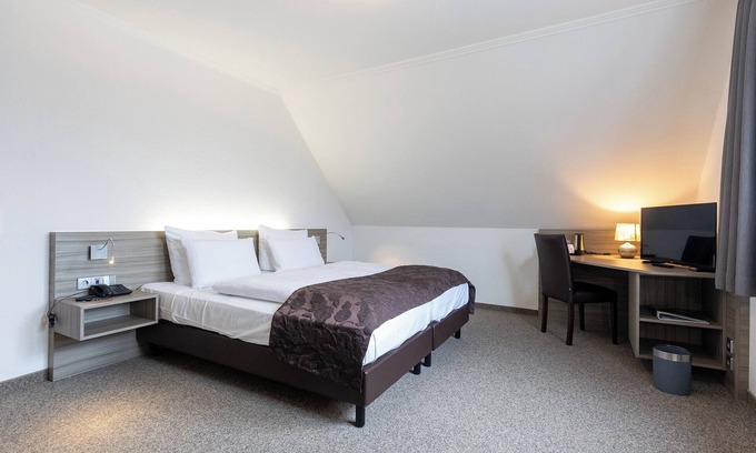 Dorumer Neufeld Apartment | Double room 114. Airy and with sofa.