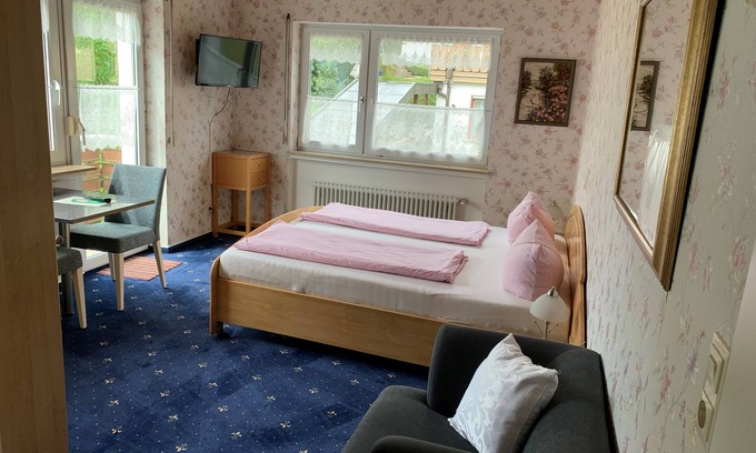 Meersburg Bed & Breakfast | Double room 6, with balcony - Gästehaus am Lindenweg