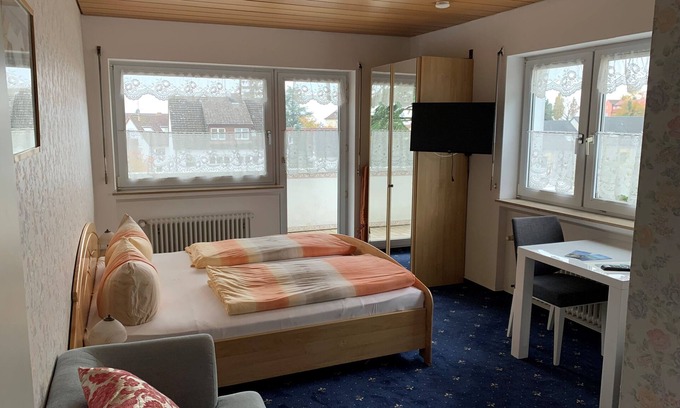 Meersburg Bed & Breakfast | Double room 7, with balcony - Gästehaus am Lindenweg