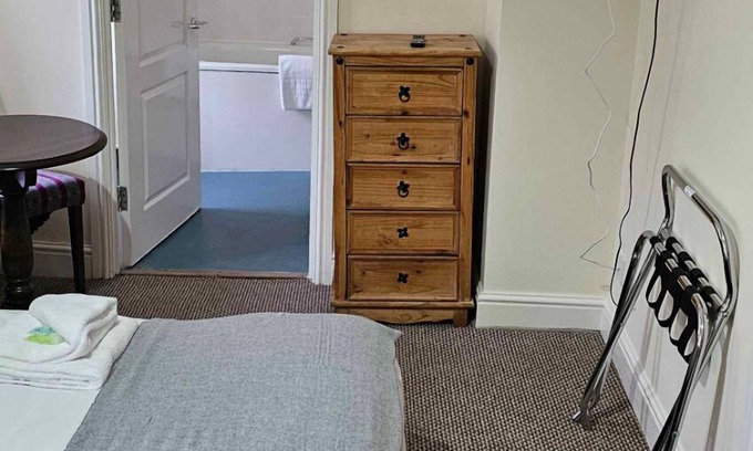 Mynydd Isa House | Double Room Bath Only Free Wi-Fi TV Mold