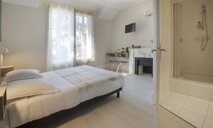 Bron House | Double room-Premium-Ensuite with Shower-Garden view