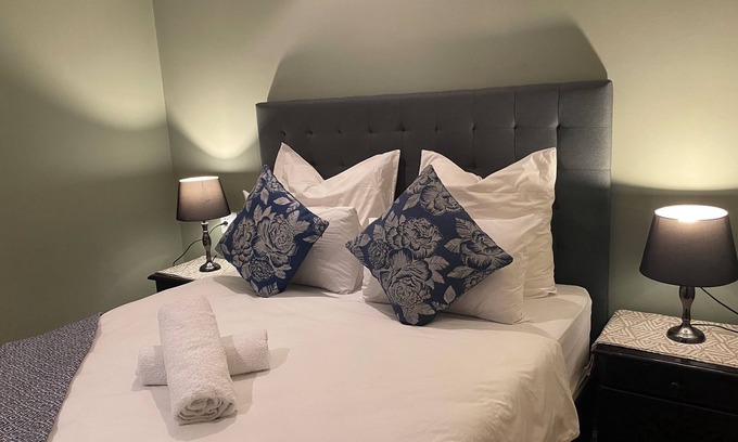 West Beach Cabin | Double Room! Welcome to our charming guesthouse in Cap Townn