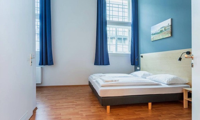Elisabeth-Vorstadt House | Double room with bath, toilet - a & o Salzburg Hauptbahnhof