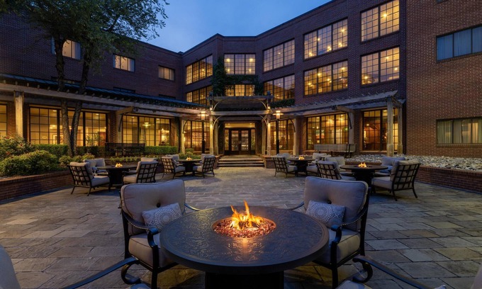 Barclay Downs Hotel | DoubleTree Suites by Hilton Charlotte - SouthPark
