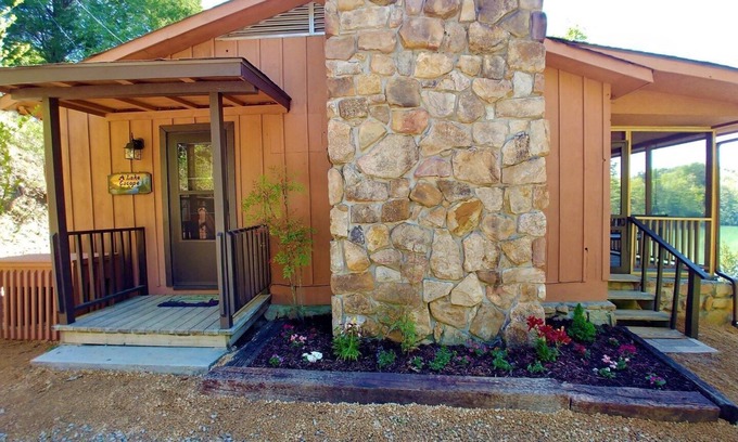 Sevierville House | Douglas Lake Sevierville Tennessee. Lake Front Cabin. A Lake Escape