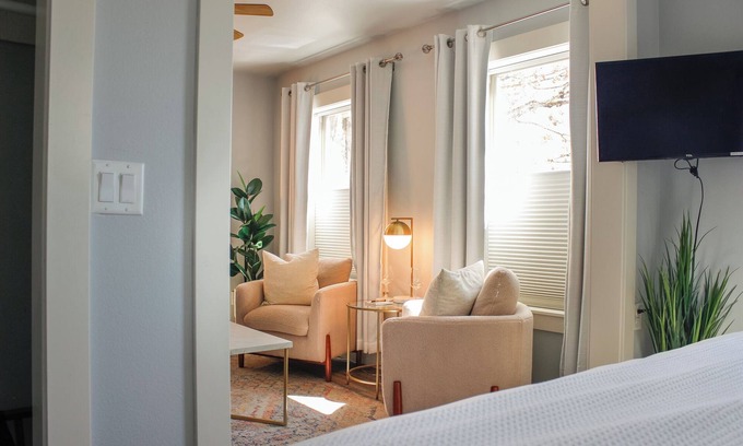 McMinnville Apartment | Douglas on Third Corner Suite-Adorable Apartment on 3rd St. McMinnville #14