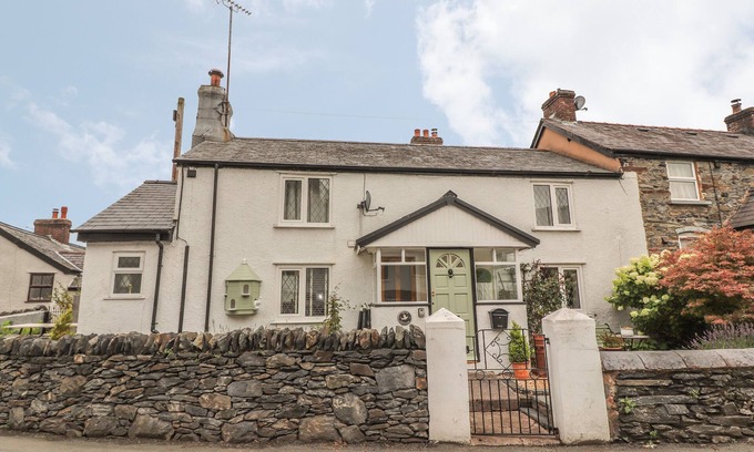 Llanfair Talhaiarn Cottage | DOVE COTTAGE, pet friendly, with open fire in Llanfair Talhaiarn