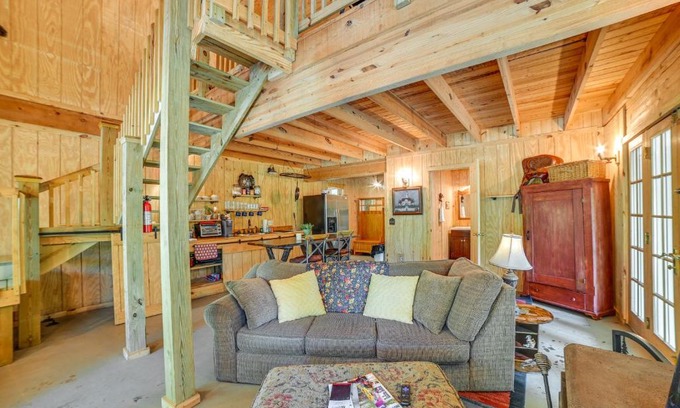 Dover Apartment | Dover Vacation Rental with Hot Tub and Horse Pastures