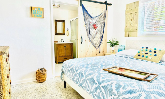 Jensen Beach House | Dow Town Jensen Beach📍WALK to the SEA in 2 minute. Walk to Publix Super Markets