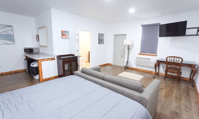 Keeling Hotel | Downstairs King-sized Bed