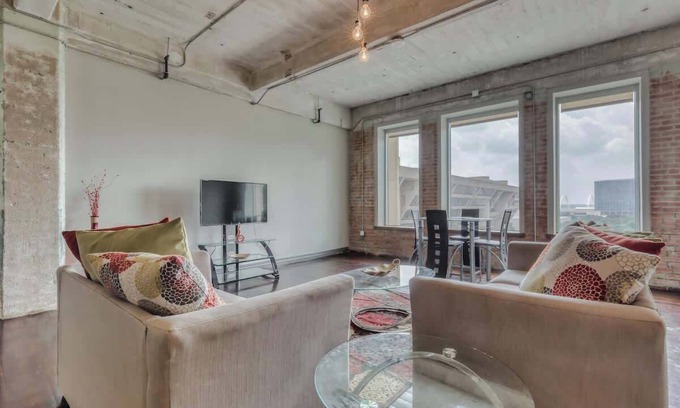 Downtown Dallas Apartment | Downtown 1BR | Pool, Views & Free Parking | Gym