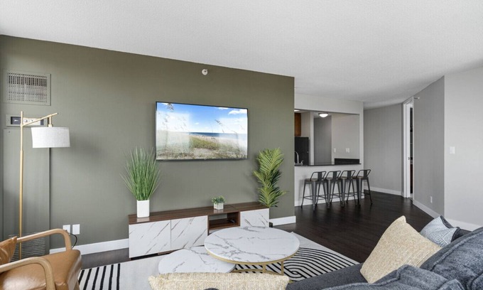 Downtown Minneapolis Apartment | Downtown 2bd Sky Lounge Pool Gym P 1912