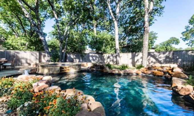 Old East Dallas House | Downtown 4 Bed with Pool and Spa! Near It All!