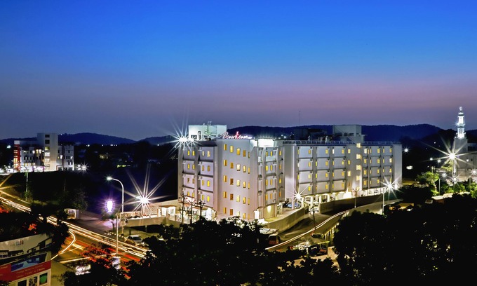Mahindra World City Hotel | Downtown Business Hotel
