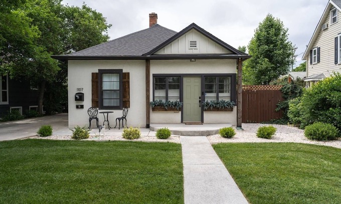 Grand Junction House | Downtown Charmer: Timeless Elegance & Charisma