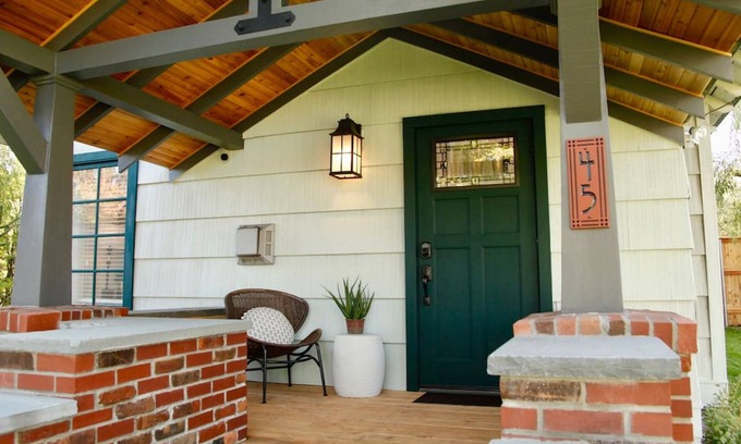 Bend House | Downtown Craftsman with King Bed and Private Yard - Walk Everywhere