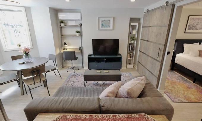 Logan Circle Apartment | Downtown DC Awaits with Parking Permit