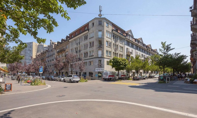 Sihlfeld Apartment | Downtown Deluxe Studio with Queen Bed (BE-55)