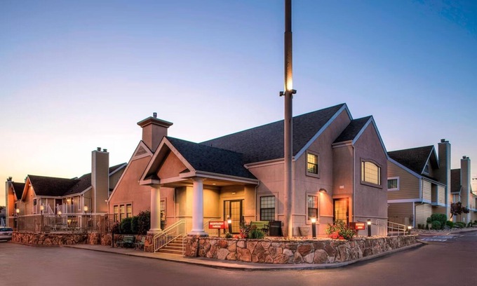 Highland House | Downtown Haven w/Kitchen and Complimentary Breakfast | Outdoor Pool Access