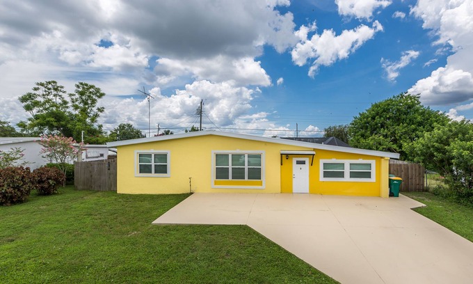 Port Charlotte House | Downtown home, sleeps 6, pool, free WiFi, walk to Library, Doc's, Eatery